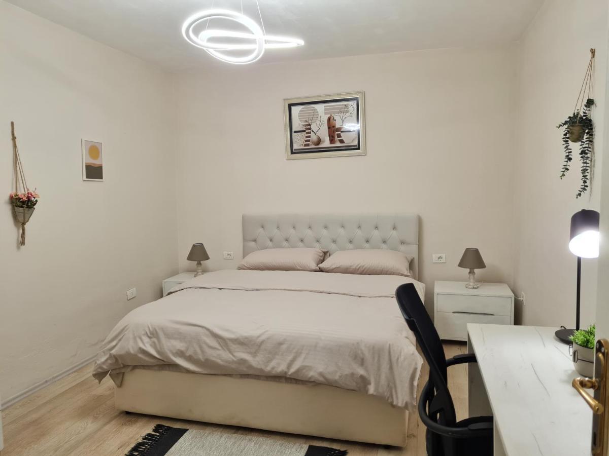 Downtown Boulevard Apartment With A Cute Balcony! Tirana Bagian luar foto