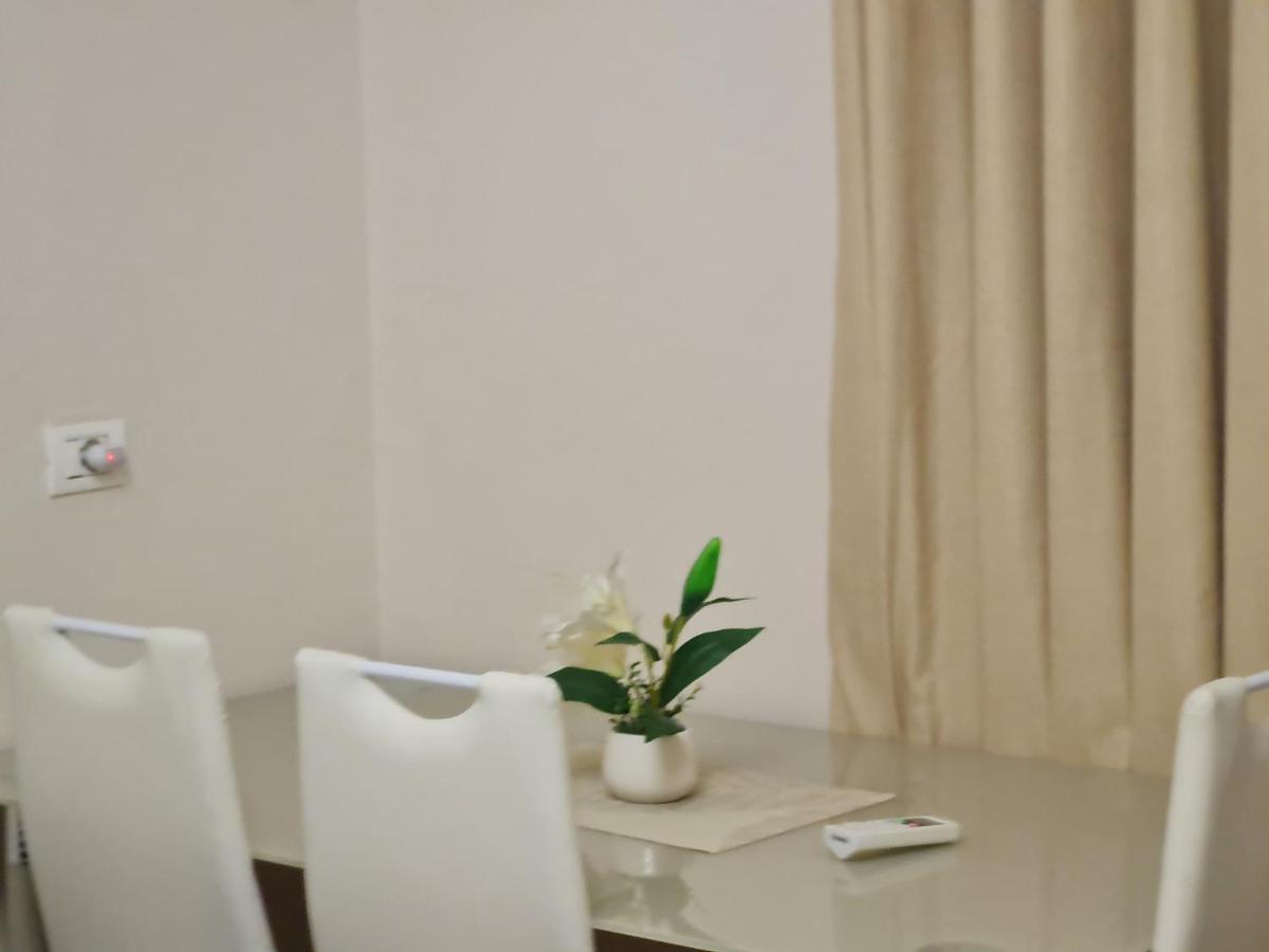 Downtown Boulevard Apartment With A Cute Balcony! Tirana Bagian luar foto