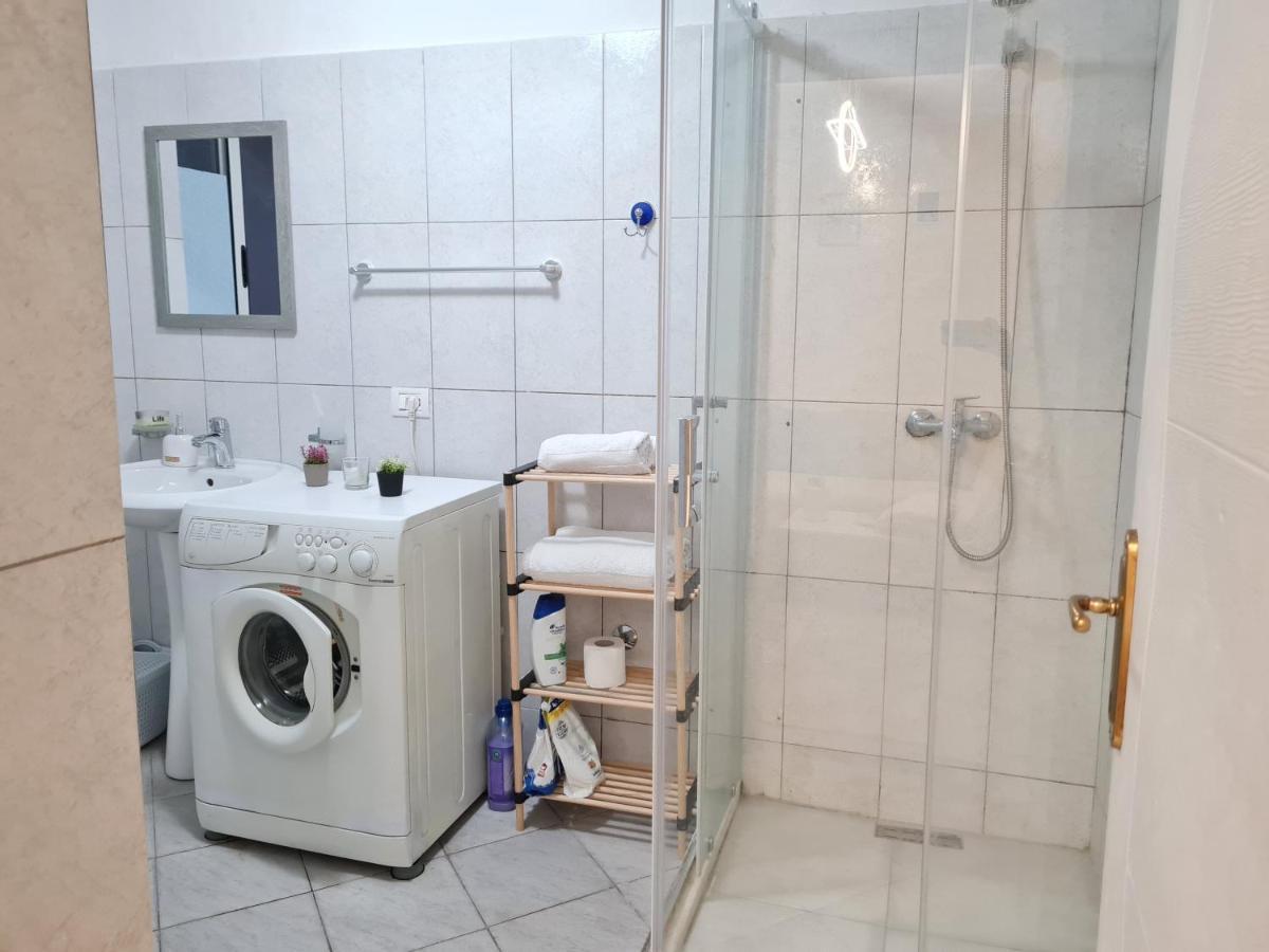 Downtown Boulevard Apartment With A Cute Balcony! Tirana Bagian luar foto