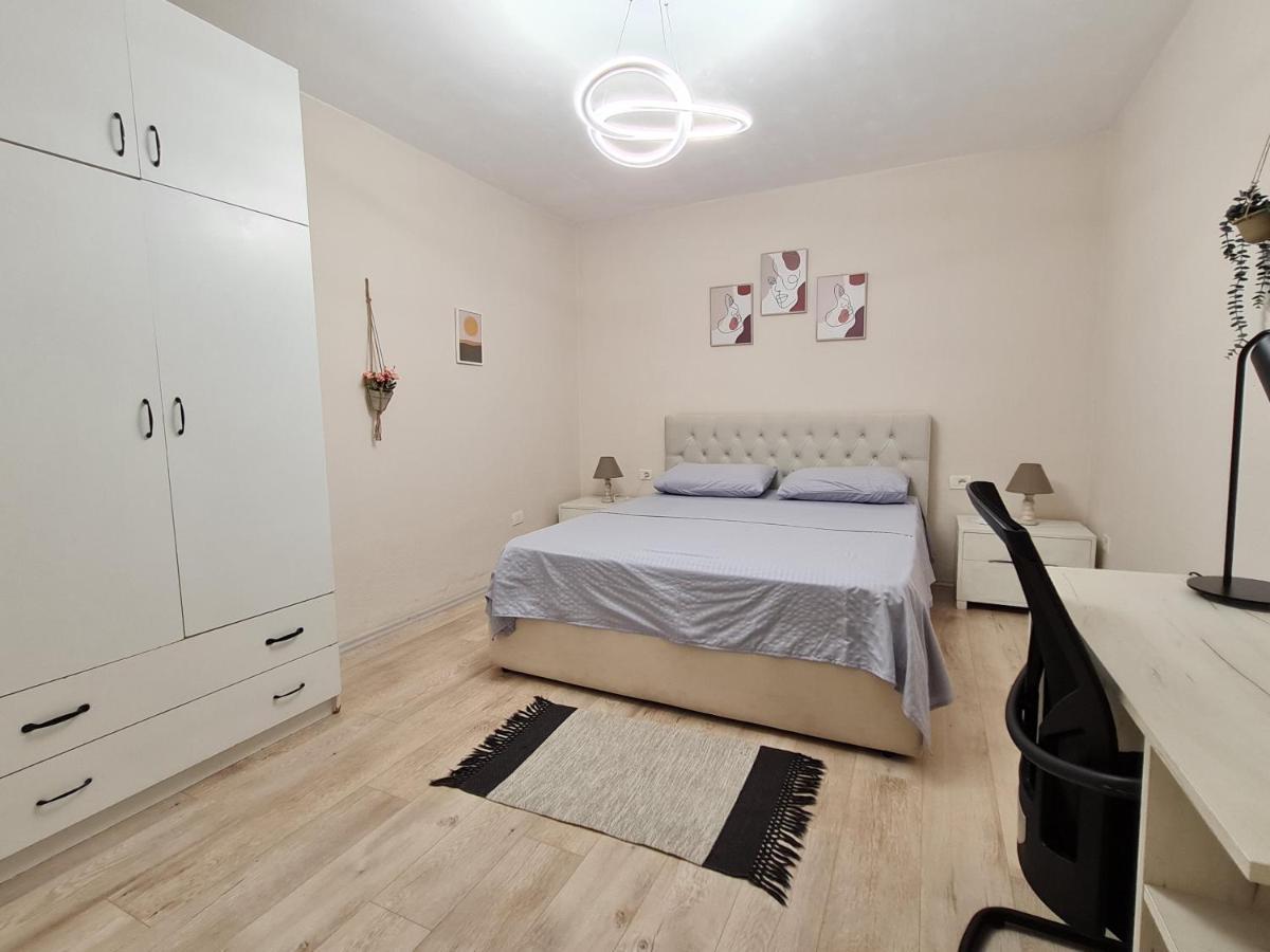 Downtown Boulevard Apartment With A Cute Balcony! Tirana Bagian luar foto