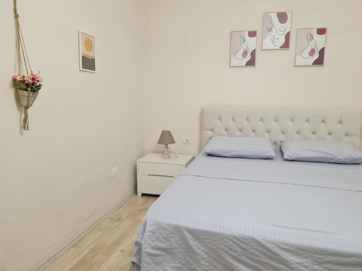 Downtown Boulevard Apartment With A Cute Balcony! Tirana Bagian luar foto