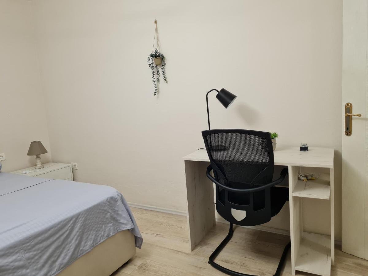 Downtown Boulevard Apartment With A Cute Balcony! Tirana Bagian luar foto